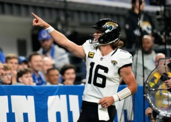 theScore Bet bonus code NPNEWS: Bet $10, get $100 in bonus bets for Titans vs. Jaguars