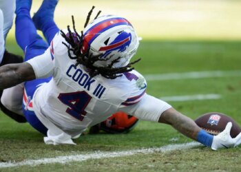 theScore Bet bonus code NPNEWS: Bet $10, get $100 in bonus bets for NFL Wild Card action