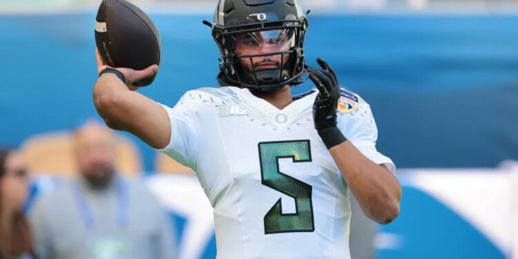 Oregon quarterback Dante Moore