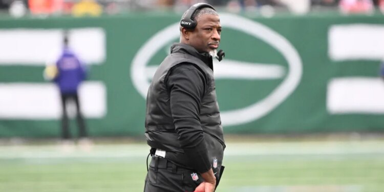 Jets head coach Aaron Glenn reacts on the sideline during the second quarter of the Jets and New England Patriots game in East Rutherford, NJ.