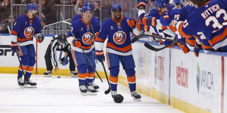 Anthony Duclair scores hat trick in Islanders' destruction of Devils