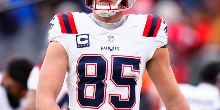 Bet $10, get $100 in bonus bets for any Patriots vs. Seahawks prop