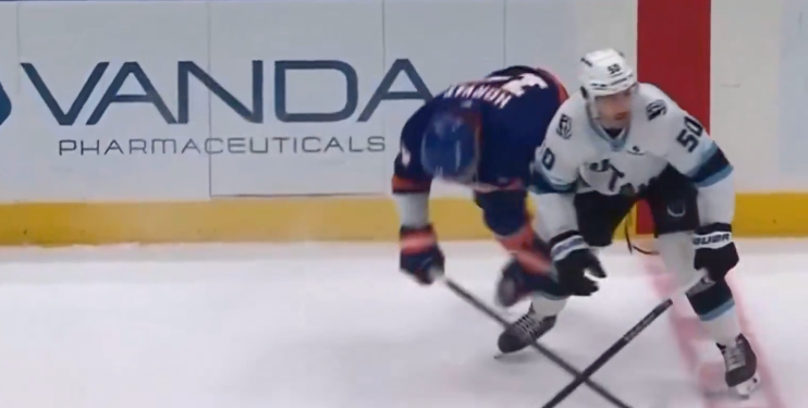 Bo Horvat appeared to be injured during the Islanders-Mammoth game on Jan. 1, 2026.