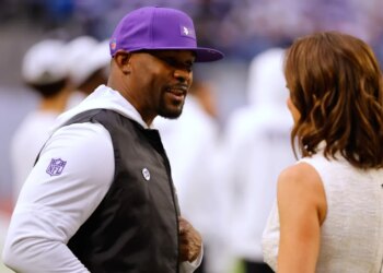 Minnesota Vikings defensive coordinator Brian Flores on the sideline.