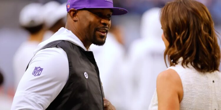 Minnesota Vikings defensive coordinator Brian Flores on the sideline.