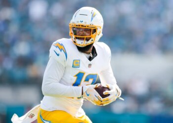 Los Angeles Chargers wide receiver Keenan Allen (13) catching a pass during the second quarter.