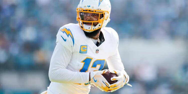 Los Angeles Chargers wide receiver Keenan Allen (13) catching a pass during the second quarter.