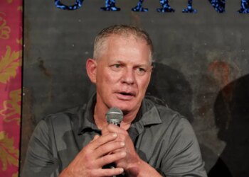 Lenny Dykstra speaking into a microphone.