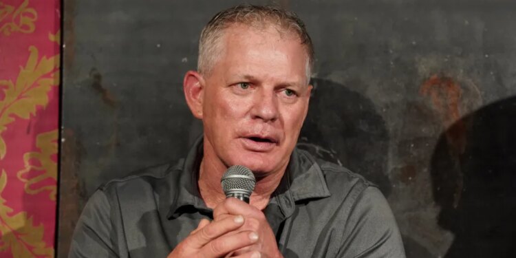 Lenny Dykstra speaking into a microphone.