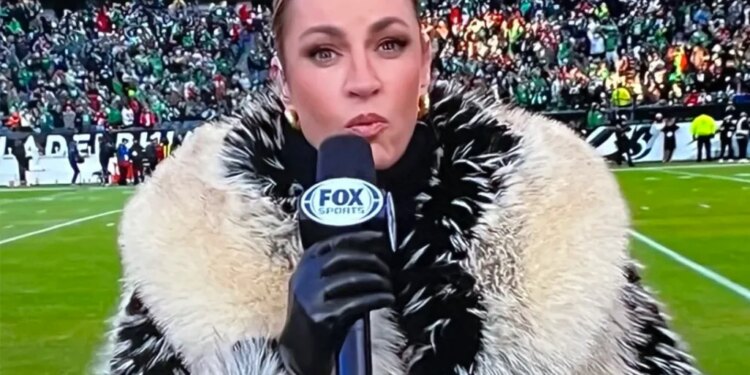 Erin Andrews’ massive fur coat nearly stole the spotlight during the 49ers-Eagles NFC Wild Card game at Lincoln Financial Field in Philadelphia on Sunday, January 11, 2026.