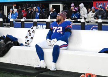 Giants guard Jermaine Eluemunor (72) sits on the bench after the Commanders beat the Giants.