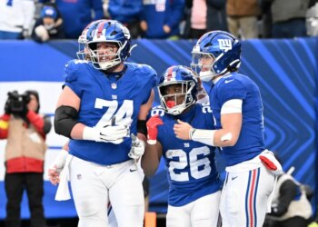 New York Giants running back Devin Singletary (26) celebrates with New York Giants guard Greg van Roten (74) and New York Giants quarterback Jaxson Dart (6) after he runs the ball in for a touchdown during the fourth quarter of the Giants and Dallas Cowboys game in East Rutherford, NJ.