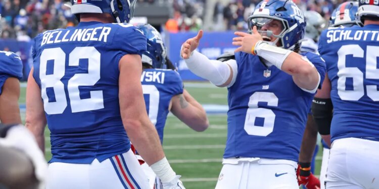 Giants tight end Daniel Bellinger (l.) celebrates his touchdown with QB Jaxson Dart (r.) on Jan. 4, 2026.