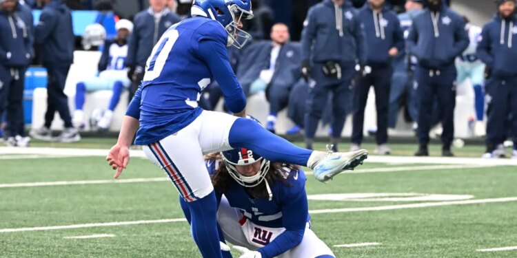 New York Giants place kicker Ben Sauls (30) kicks a field goal.