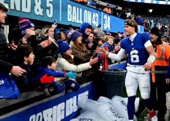 New York Giants quarterback Jaxson Dart (6) reacts with fans after the Giants defeated the Dallas Cowboys 34-17 in East Rutherford, NJ.