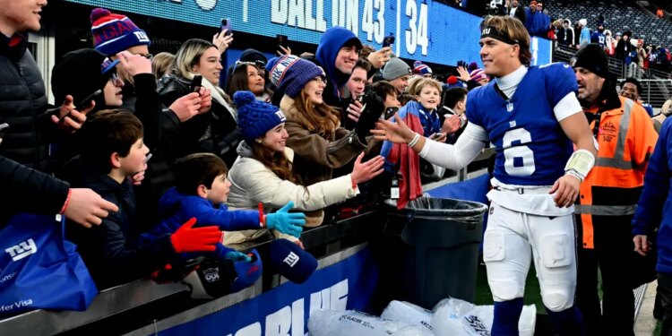 New York Giants quarterback Jaxson Dart (6) reacts with fans after the Giants defeated the Dallas Cowboys 34-17 in East Rutherford, NJ.