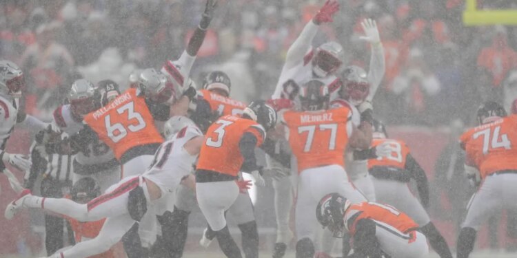 Denver Broncos kicker Wil Lutz (3) misses a field goal attempt against the New England Patriots during the second half of the AFC Championship NFL football game, Sunday, Jan. 25, 2026.