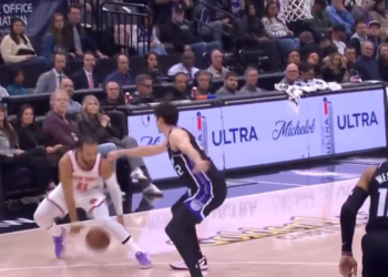 Jalen Brunson appeared to roll his ankle in the first quarter on Wednesday night.