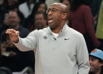 Mike Brown shouts out instructions during the Knicks' loss to the Suns on Jan. 9, 2026.