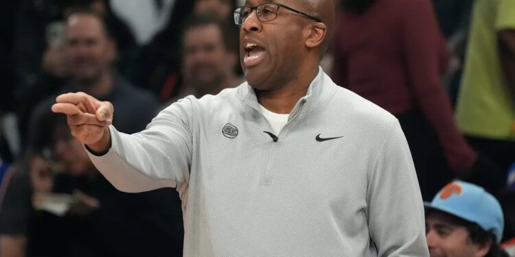 Mike Brown shouts out instructions during the Knicks' loss to the Suns on Jan. 9, 2026.