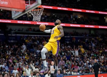 Los Angeles Lakers forward LeBron James (23) breaks free for a dunk against the New Orleans Pelicans.