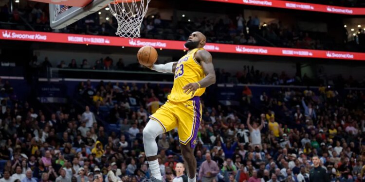 Los Angeles Lakers forward LeBron James (23) breaks free for a dunk against the New Orleans Pelicans.