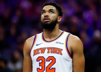 Karl-Anthony Towns looks up to the rafters during the Knicks' 112-101 road loss to the Kings on Jan. 14, 2025.