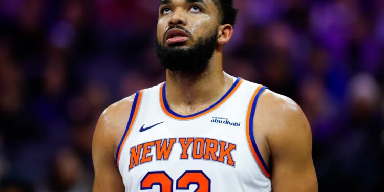 Karl-Anthony Towns looks up to the rafters during the Knicks' 112-101 road loss to the Kings on Jan. 14, 2025.