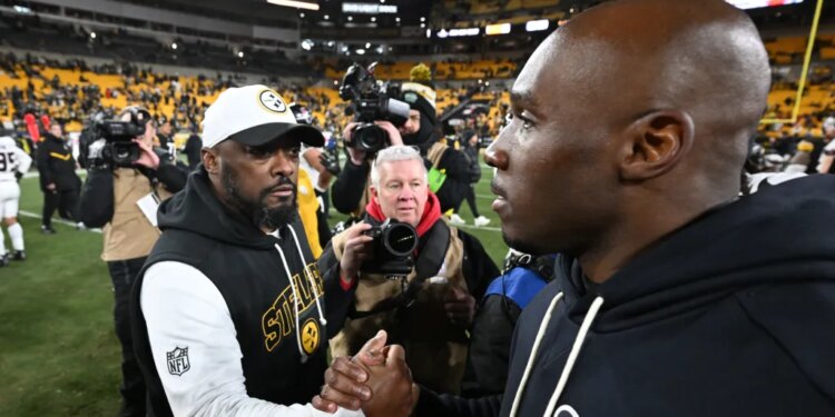 Mike Tomlin (l.) greets Texans coach DeMeco Ryans (r.) following Houston's wild-card win over Pittsburgh on Jan. 12, 2026.