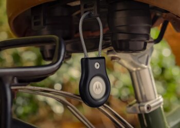 Moto’s new tracking tag comes with a healthy battery boost