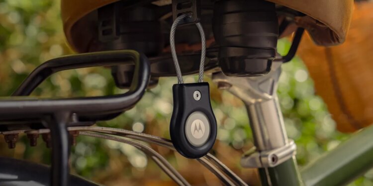 Moto’s new tracking tag comes with a healthy battery boost