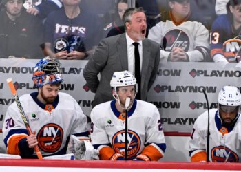Patrick Roy shouts out instructions during the Islanders' loss to the Winnipeg Jets on Jan. 13, 2026.