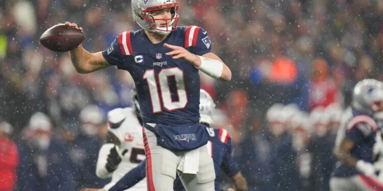 New England Patriots quarterback Drake Maye (10) throws in the third quarter against the Houston Texans in an AFC Divisional Round game at Gillette Stadium.
