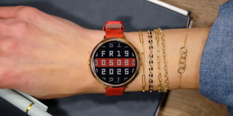 Pebble’s round smartwatch is getting a reboot