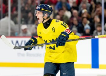 Islanders prospect Victor Eklund celebrates after scoring a goal for Sweden in their 4-2 win over Czech Republic during the gold medal game in the 2026 World Junior Championship on Jan. 5, 2026.