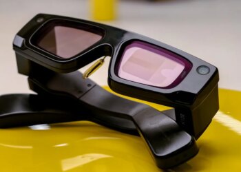 Snap is turning its smart glasses team into its own company