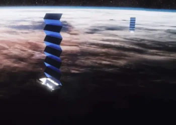 SpaceX will lower Starlink satellites to reduce collision risk