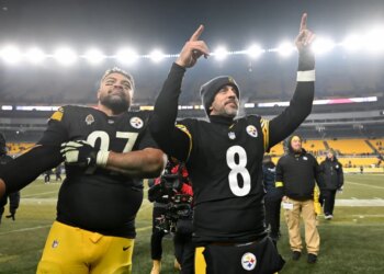 Aaron Rodgers (8) and Cam Heyward celebrate the Steelers' playoff-clinching win over the Ravens on Jan. 4, 2026.