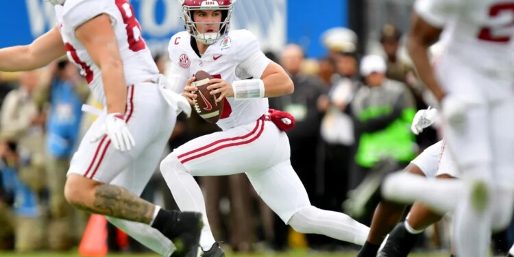 Alabama Crimson Tide quarterback Ty Simpson (15) looking to pass against the Indiana Hoosiers in the Rose Bowl.
