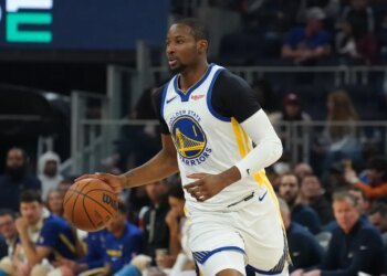 Golden State Warriors forward Jonathan Kuminga dribbling the ball.