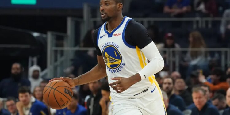 Golden State Warriors forward Jonathan Kuminga dribbling the ball.