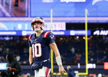 New England Patriots quarterback Drake Maye (10)