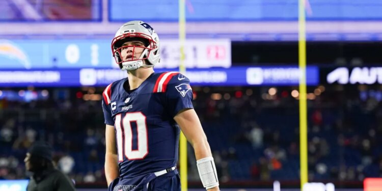 New England Patriots quarterback Drake Maye (10)