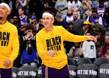 Get a 100% deposit match up to $100 + free pick for Lakers vs. Warriors