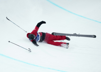 Cassie Sharpe of Canada crashes on her second run in the women's freestyle skiing halfpipe qualification during the Milano Cortina 2026 Olympic Winter Games at Livigno Snow Park.