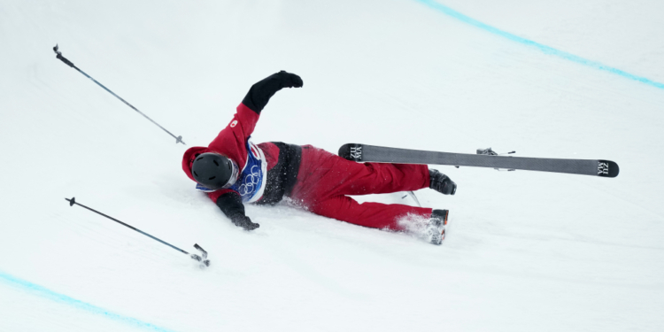 Cassie Sharpe of Canada crashes on her second run in the women's freestyle skiing halfpipe qualification during the Milano Cortina 2026 Olympic Winter Games at Livigno Snow Park.