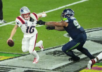 Patriots quarterback Drake Maye (10) is pressured by Seahawks defensive tackle Byron Murphy II (91) in Super Bowl 2026.