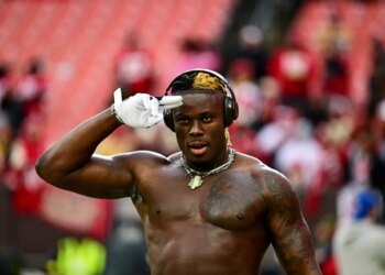 Cleveland Browns tight end David Njoku (85) warming up.