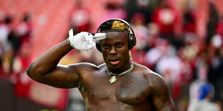Cleveland Browns tight end David Njoku (85) warming up.