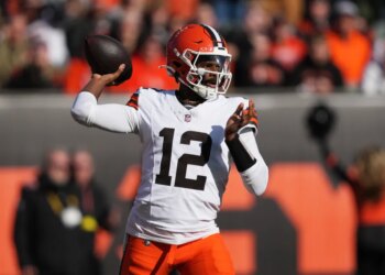 Cleveland Browns quarterback Shedeur Sanders (12) passes against the Cincinnati Bengals.